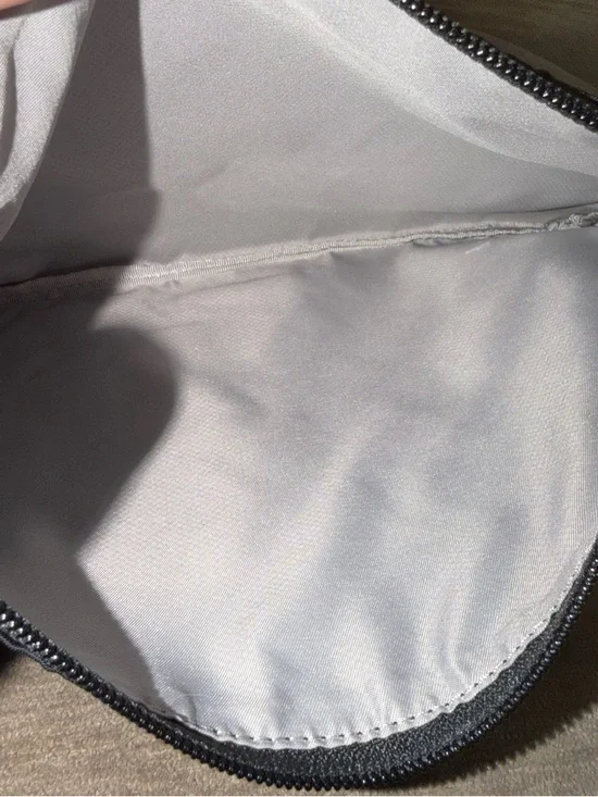 TUMI Black and Gold Nylon Travel Pouch Toiletries Cosmetic Bag - Picture 3 of 4